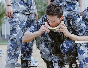 军营吃瓜比赛视频,吃瓜比赛欢乐多，战士们展风采