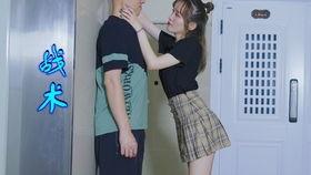 男子电梯吃瓜遇上情侣,男子吃瓜成焦点，上演现代版“艳遇记”